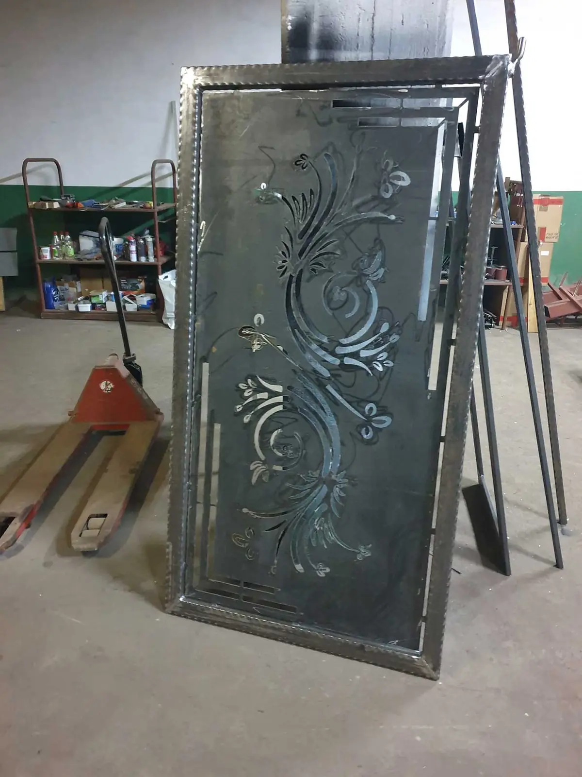 Poartă din tablă debitată cu plasma, cu model floral decorativ